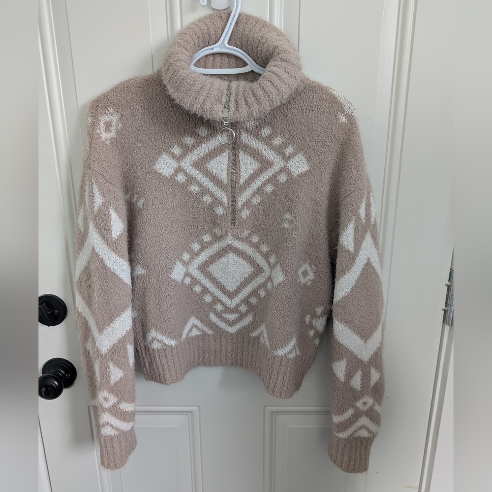 Jessica Simpson Taupe and White Geometric Sweater